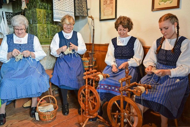 Freitags zeigen die Strick- und Spinnfrauen des Bule altes Handwerk.  | Foto: Benedikt Sommer