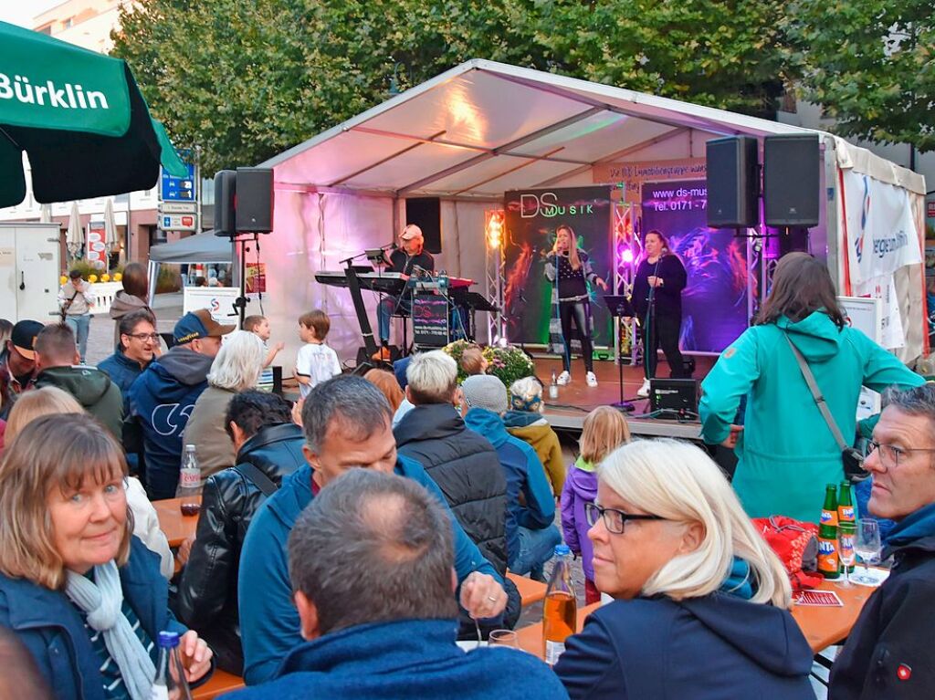 Am Samstagabend konnten die Gste das DS-Musik Trio bei gutem Wetter genieen. Vom Freitag bis Sonntag feierten die Gste den Gundelfinger Weinzauber in der Ortsmitte.