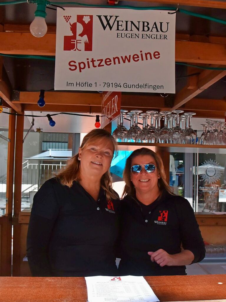 Die Winzerin Katharina Engler (links) und ihre Mitarbeiterin Sandra Oswald  versorgten die Gste bei 21. Weinzauber in Gundelfingen mit kstlichem Wein.