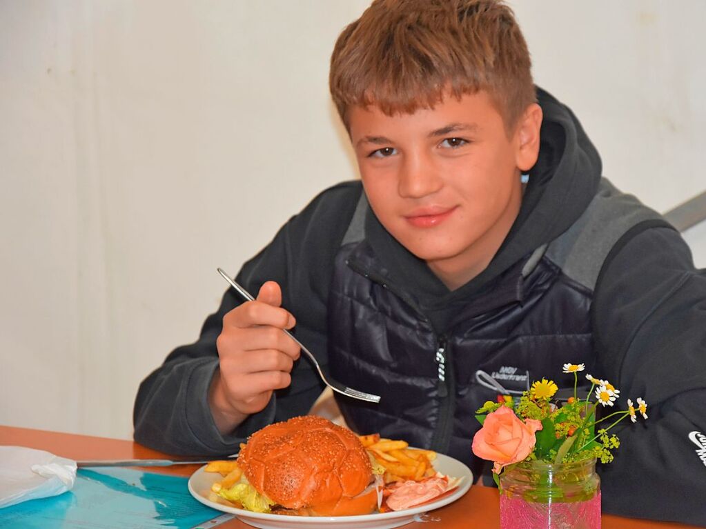 Auch die kleinen ehrenamtlichen Helfer haben mal Hunger. Viele Ehrenamtliche versorgten die Gste beim Weinzauber. Das Weinfest fand vom Freitag bis Sonntag in der Gundelfinger Ortsmitte statt.