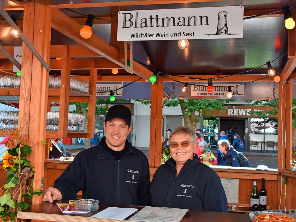 Der Winzer Christoph Blattmann (links) und seine Mutter Manuela Blattmann versorgten die Gste bei 21. Weinzauber in Gundelfingen mit kstlichem Wein.