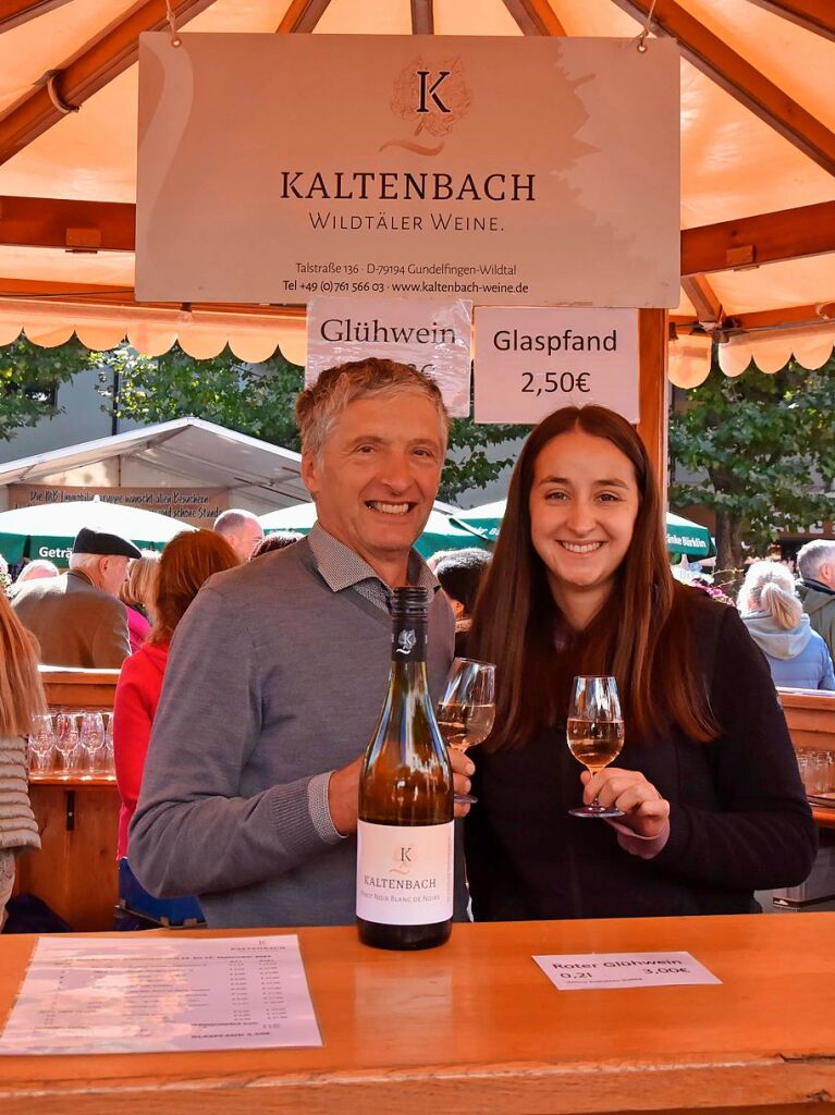 Der Winzer Bernhard Kaltenbach und seine Tochter Frederike versorgten die Gste bei 21. Weinzauber in Gundelfingen mit kstlichem Wein. An ihrem Stand gab es sogar Glhwein.