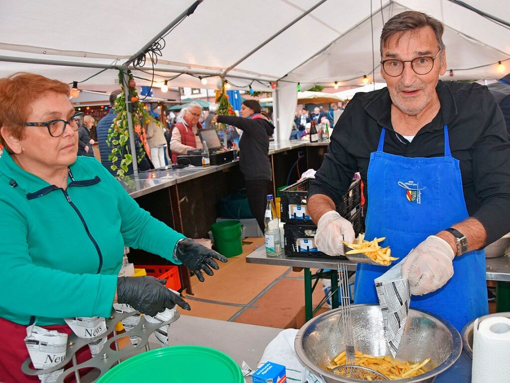 Viele Ehrenamtliche versorgten die Gste beim Weinzauber. Das Weinfest fand vom Freitag bis Sonntag in der Gundelfinger Ortsmitte statt.