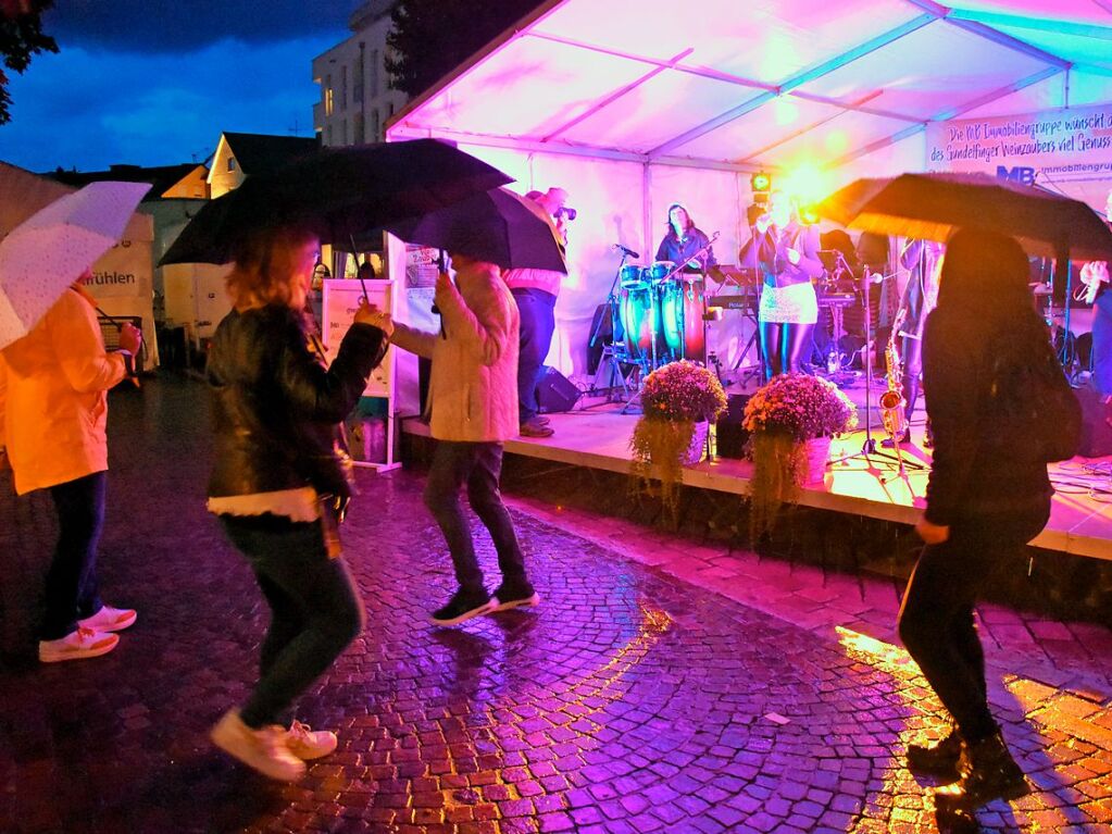 Am Freitagabend tanzten die Gste im Regen. Vom Freitag bis Sonntag feierten die Gste den Gundelfinger Weinzauber in der Ortsmitte.