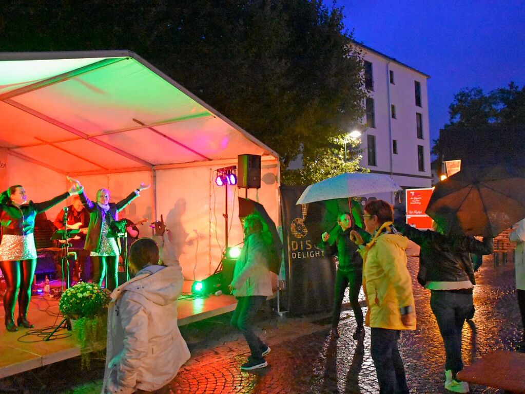 Am Freitagabend tanzten die Gste im Regen. Vom Freitag bis Sonntag feierten die Gste den Gundelfinger Weinzauber in der Ortsmitte.