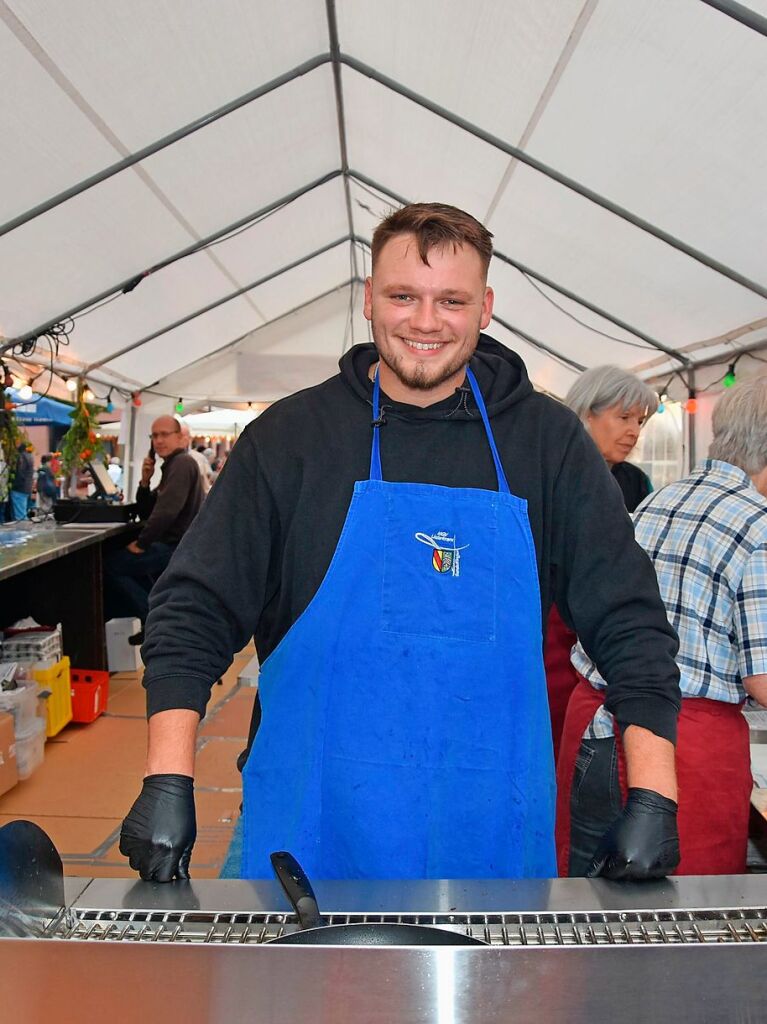 Viele Ehrenamtliche versorgten die Gste beim Weinzauber. Das Weinfest fand vom Freitag bis Sonntag in der Gundelfinger Ortsmitte statt.