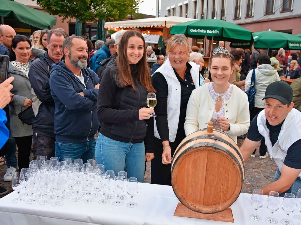 Die neu gekrnte Breisgauer Weinprinzessin, Jessica Mutschler, erffnete zusammen mit Gundelfinger Winzern den 21. Weinzauber.