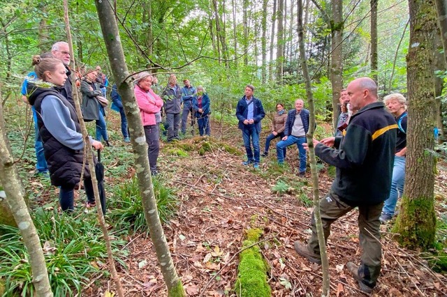 Revierleiter Lothar Bellert (rechts) r...rte am Platz des knftigen Ruhewaldes.  | Foto: Bertold Obergfll