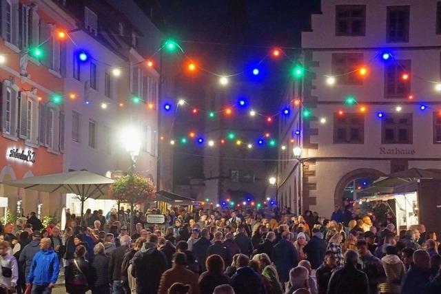 Tausende zog es zur Endinger Lichternacht - trotz Herbstwetter