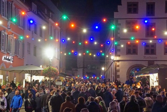 Groer Andrang, bunte Lichter, tolle A...tplatz bei der Endinger Lichternacht.   | Foto: Ilona Hge