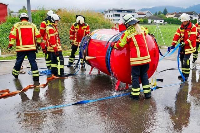 Bei der Feuerwehrbung in Kirchzarten spritzt statt Gift nur Wasser