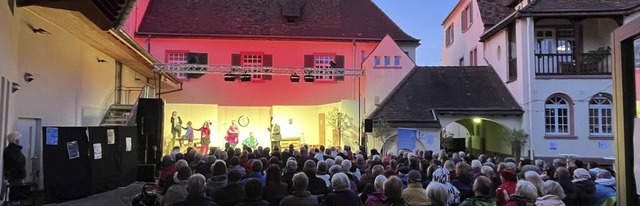 Im stimmungsvoll illuminierten Innenho...eil am Rhein fr einen heiteren Abend.  | Foto: Katrin Fehr