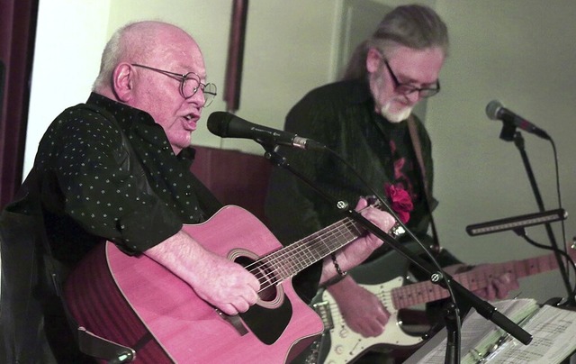 Armand Geber und Eric Gracient bei ihrem Konzert im Kulturkeller Koffer   | Foto: Heidi Fel