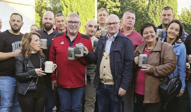 Besuch aus Malaucne: Les Sapeurs Pompiers, gemeinsam mit den Mahlbergern.  | Foto: Ulrike Hiller