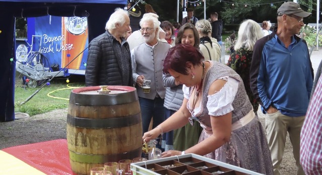 Die Chefin der Holzspuele-Waggis, Claudia Herr, zapft im Dirndl ein Bier.  | Foto: Gerd Leutenecker