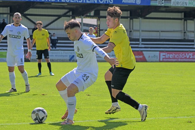 Stefan Waechter (l.) im Zweikampf mit Gabriel Cristilli.  | Foto: Imago (Eibner)