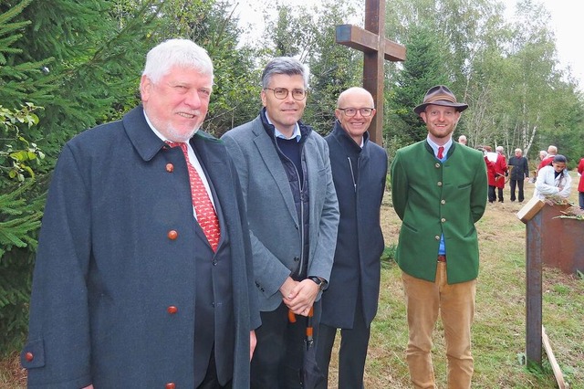 Zur Einweihung des Ruheforsts zwischen...bachs Brgermeister Dietmar Zpernick.  | Foto: Gerd Leutenecker