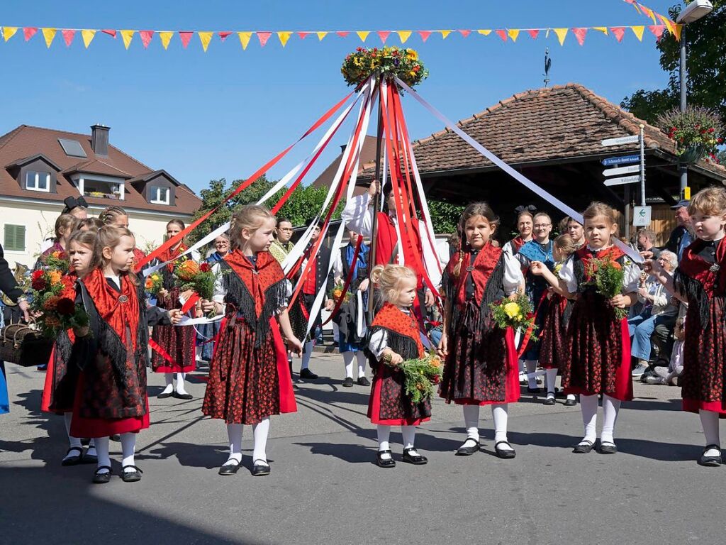 Einen traditionellen Bndertanz zeigten junge Trachtentrgerinnen  aus Ballrechten-Dottingen.