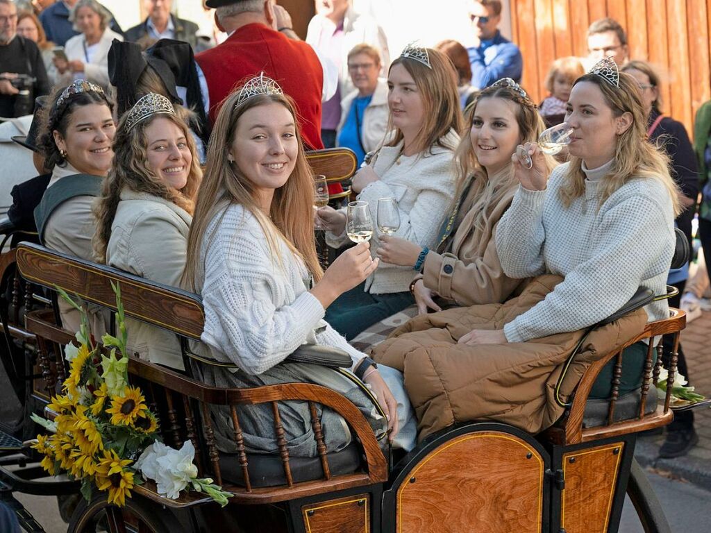 Die Weinhoheiten wie die Markgrfler Weinprinzessin Tina Glur (Dritte von links) und die Badische Weinknigin Lucia Winterhalter (Zweite von links) in der Pferdekutsche.