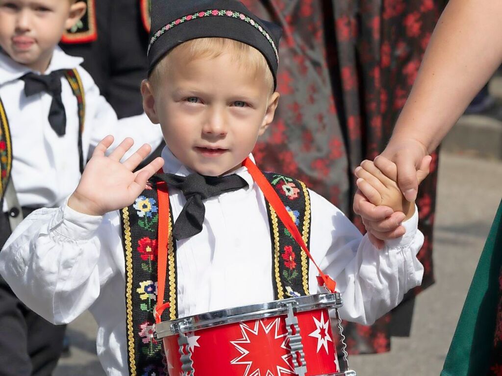 Eine riesige Gruppe aus Bleibach reiste an, mit einem kleinem Trommler.