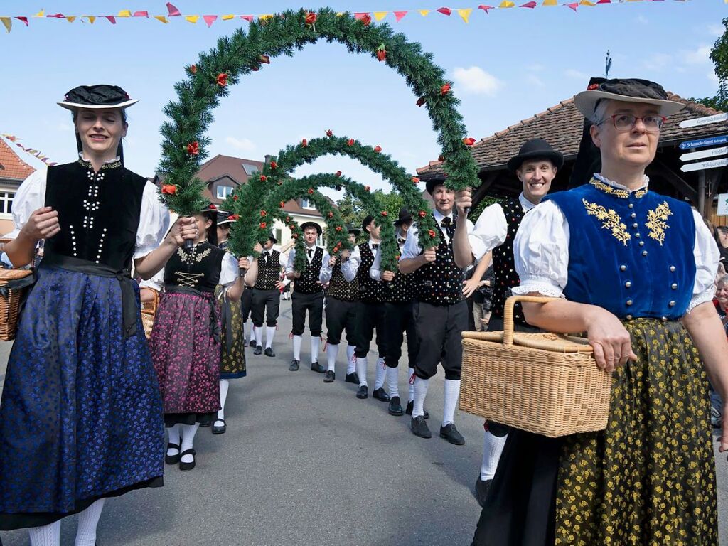 Mit Tanzbgen kam die Trachtengruppe aus Kappel.