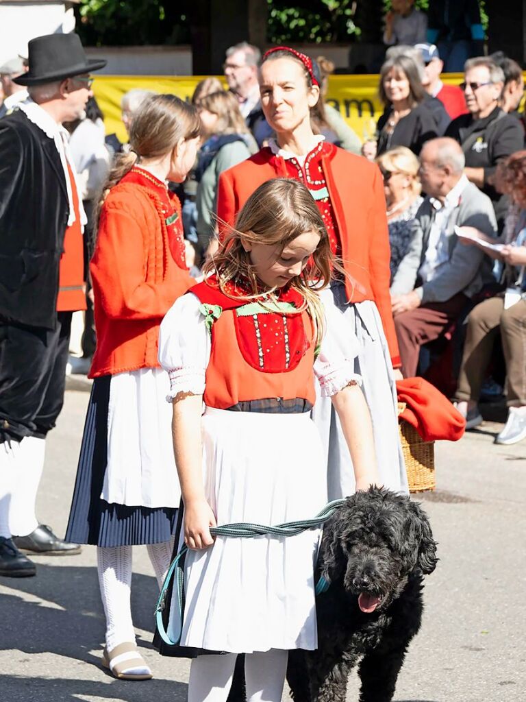 Sogar ein Hund war beim Umzug. Er kam mit den Trachtlern aus Hauenstein.