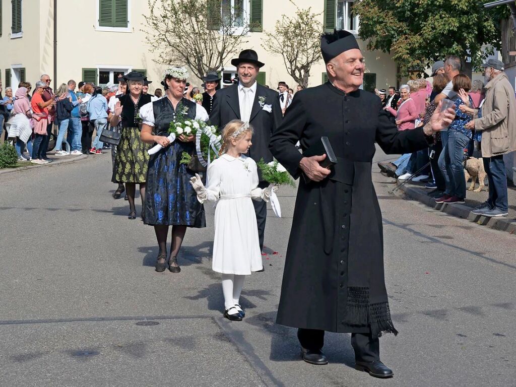 Eine riesige Gruppe aus Bleibach reiste an samt Pfarrer und traditionellem Hochzeitspaar und einem kleinen Trommler.