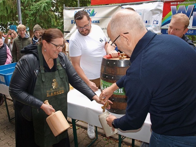 Mit Schwung und Elan nahm Ortsvorstehe... Andres Walther - den Fassanstich vor.  | Foto: Paul Schleer