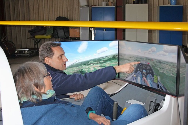 Im Cockpit eines Flugsimulators:  Jrg...oten, auf was es beim Fliegen ankommt.  | Foto: Christa Maier