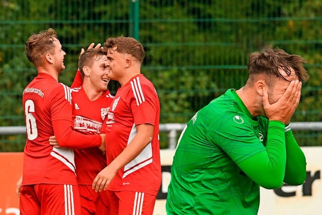 Bilder sagen mehr als Worte: Den Hinte...wangens Spieler nicht mehr mitansehen.  | Foto: Wolfgang Scheu