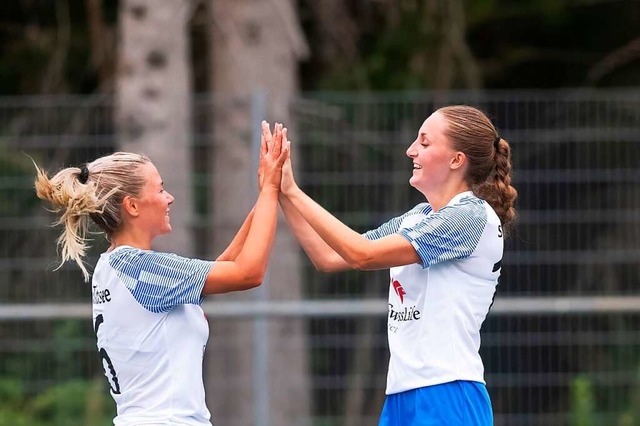 Anouk Fendt (rechts) erzielte beide To...en.  Lotta Kleiser freut sich mit ihr.  | Foto: Wolfgang Scheu