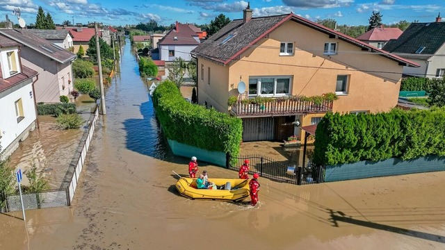 Einsatzkrfte evakuieren Menschen im t...hischen Ostrava in einem Schlauchboot.  | Foto: Sznapka Petr (dpa)