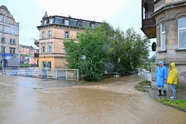 In der Stadt Glatz in Polen sind Straen nach schweren Regenfllen berschwemmt.  | Foto: Maciej Kulczynski (dpa)