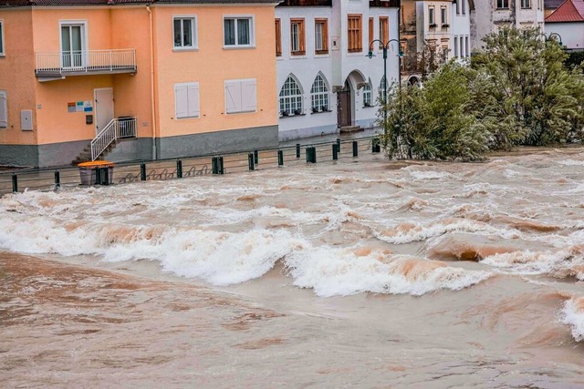 Steyr: Schumend bahnt sich der Hochwa...Weg durch die Stadt in Obersterreich.  | Foto: Daniel Scharinger (dpa)