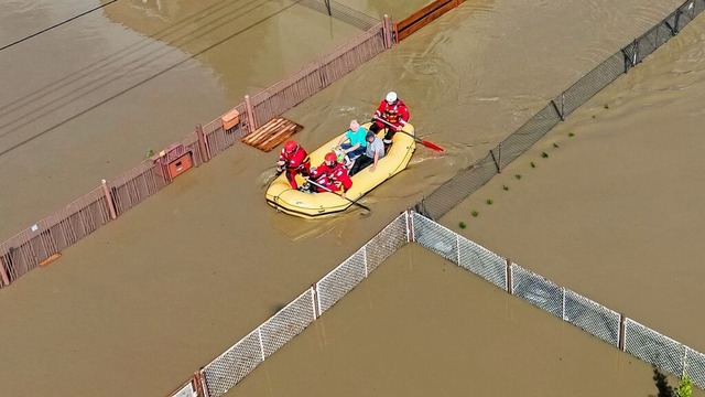 Ein Drohnenbild zeigt die Hochwassersituation im Bezirk Ostrava-Koblov.  | Foto: Sznapka Petr (dpa)