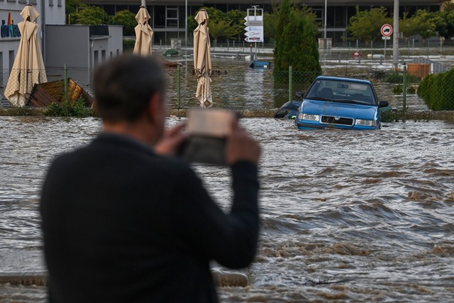 Im tschechischen Opava wurden Stra&szlig;en &uuml;berflutet.  | Foto: O&#158;ana Jaroslav/CTK/dpa