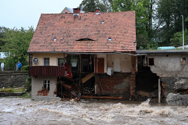 Hochwasser hat im polnischen Kurort La...Bad Landeck) Sch&auml;den angerichtet.  | Foto: Maciej Kulczynski/PAP/dpa