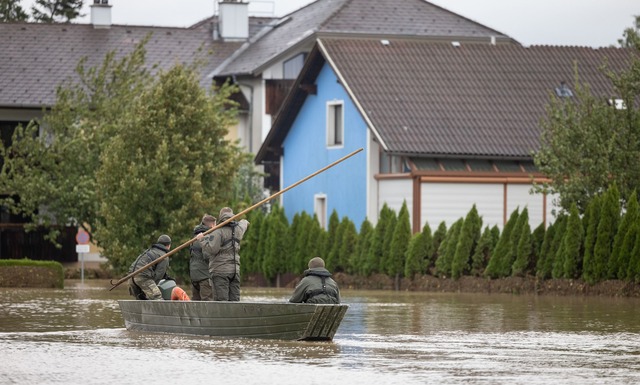 "Melker Pioniere" des &ouml;sterreichi...r&ouml;sterreich im Hochwassereinsatz.  | Foto: Daniel Trippolt/BMLV/APA/dpa