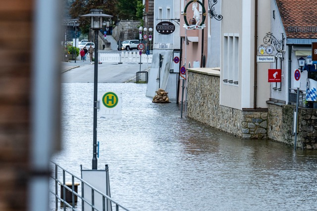 Ein Passau sind Teile der Altstadt vom Hochwasser der Donau &uuml;berflutet.  | Foto: Armin Weigel/dpa