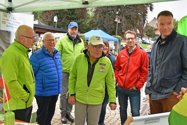 Der Schwarzwaldvereinsvorsitzende Mein...ellen bei einem Rundgang ber das Fest  | Foto: Thomas Biniossek