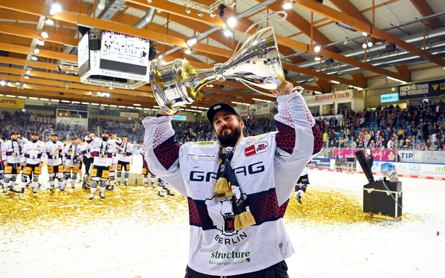 Die Eisb&auml;ren Berlin gehen als Titelverteidiger in die neue Saison  | Foto: Carmen Jaspersen/dpa