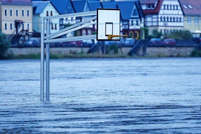 Bad Schandau (Sachsen): Die Elbe fhrt...mitte die hchste Alarmstufe erreicht.  | Foto: Jan Woitas (dpa)