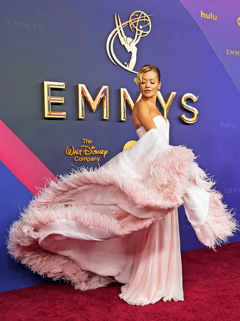 Rita Ora kommt bei den Emmy Awards in Los Angeles