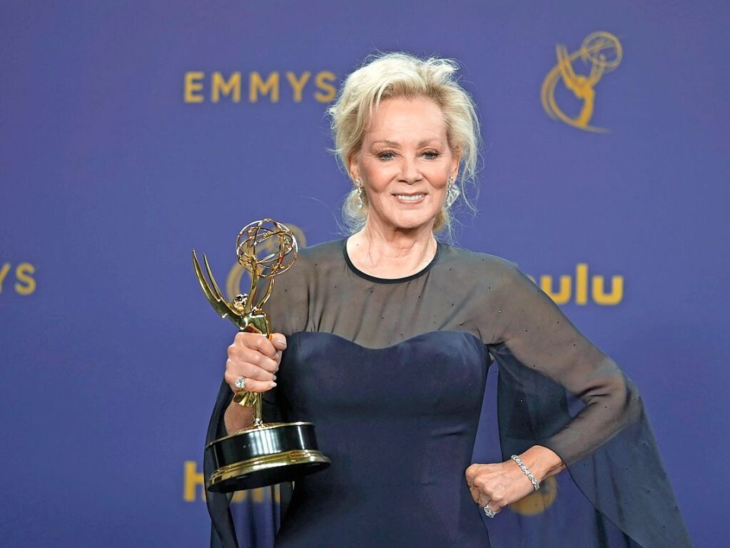 Jean Smart posiert im Presseraum mit dem Preis fr die herausragende Hauptdarstellerin in einer Comedy-Serie fr "Hacks".