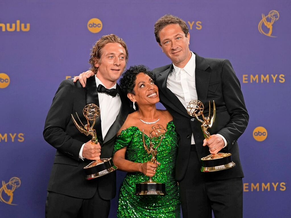 Jeremy Allen White (links), Gewinner des Preises fr den herausragenden Hauptdarsteller in einer Comedyserie fr "The Bear", mit seinen Kolleginnen Liza Colon-Zayas und  Ebon Moss-Bachrach