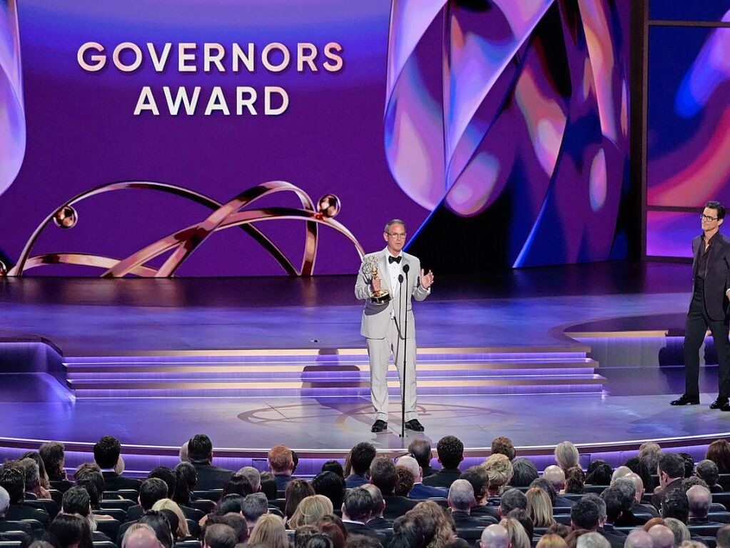 Greg Berlanti nimmt den Governors Awards whrend der 76. Primetime Emmy Awards im Peacock Theater in Los Angeles entgegen