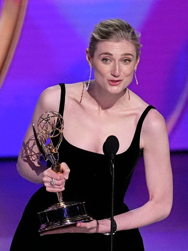 Elizabeth Debicki nimmt den Preis fr eine herausragende Nebendarstellerin in einer Dramaserie fr "The Crown" whrend der 76. Primetime Emmy Awards im Peacock Theater entgegen.