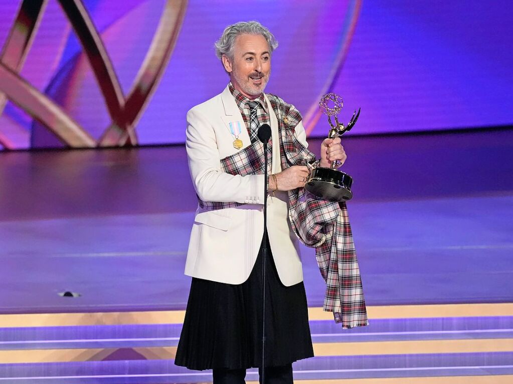 Alan Cumming nimmt whrend der 76. Primetime Emmy Awards im Peacock Theater den Preis fr die beste Reality-Wettbewerbssendung fr "The Traitors" entgegen.