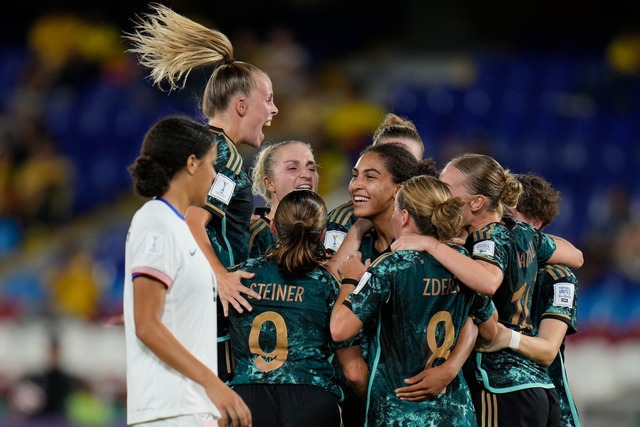 Cora Zicai (Mitte) traf f&uuml;r Deutschland zum 1:0.  | Foto: Fernando Vergara/AP/dpa