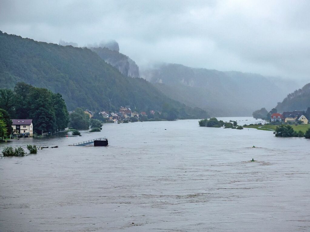 Bad Schandau: Regenwolken hngen im vom Hochwasser betroffenen Tal der Elbe.